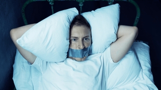 Qu’est-ce que le "Mouth Taping", cette tendance censée favoriser le sommeil ?