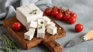 Feta, halloumi ou mozzarella : quel fromage choisir pour sa salade d’été ?