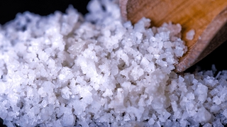Le sel de mer celtique : quelle est cette nouvelle tendance santé qui affole TikTok ?