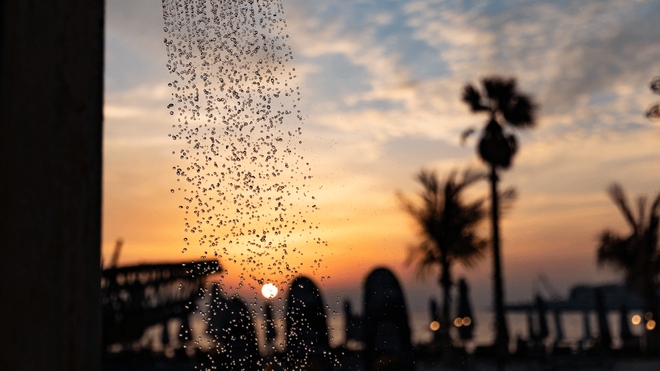 Passer trop de temps dans l'eau peut assécher la peau et le cuir chevelu : la douche est donc primordiale !