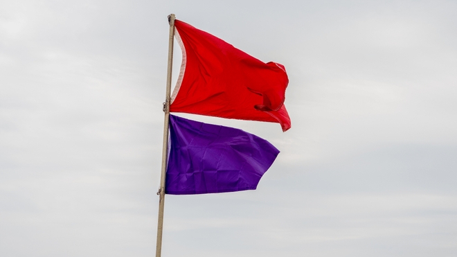 Les drapeaux rouge et violet sont levés sur les plages de cinq communes du Calvados