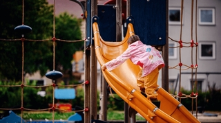 Deux enfants brûlés par de la soude caustique versée sur un toboggan à Toulouse