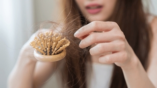 Que faire contre la chute de cheveux saisonnière ?