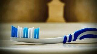 Des virus grouillent sur votre brosse à dents et votre pommeau de douche