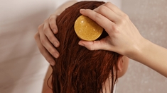 Comment bien se laver les cheveux avec un shampoing solide ?