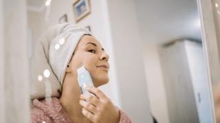 Eponges, brosses ou spatules pour nettoyer la peau : lesquelles choisir ?