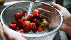 Voici comment bien laver vos fraises pour limiter le taux de pesticides