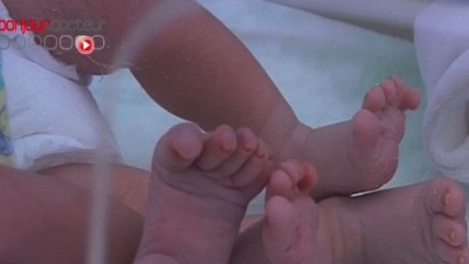 Un mois après avoir accouché, une femme donne naissance à des jumeaux