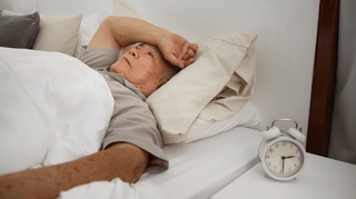 Pourquoi dort-on moins en vieillissant ?