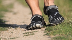 Marche pieds nus et chaussures "barefoot" : quels bienfaits ?