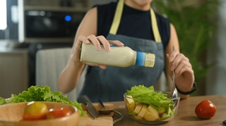 Pourquoi vous ne devriez plus acheter de sauces salades allégées