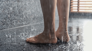 Ces 5 zones que l'on oublie trop souvent de laver sous la douche
