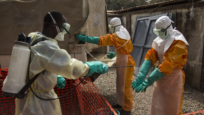 Un travailleur de la santé est désinfecté à Conakry, en Guinée, lors de l'épidémie d'Ebola en Afrique de l'Ouest en 2015