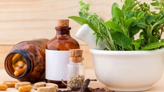 Covid-19 : le Cameroun autorise des médicaments de la pharmacopée traditionnelle