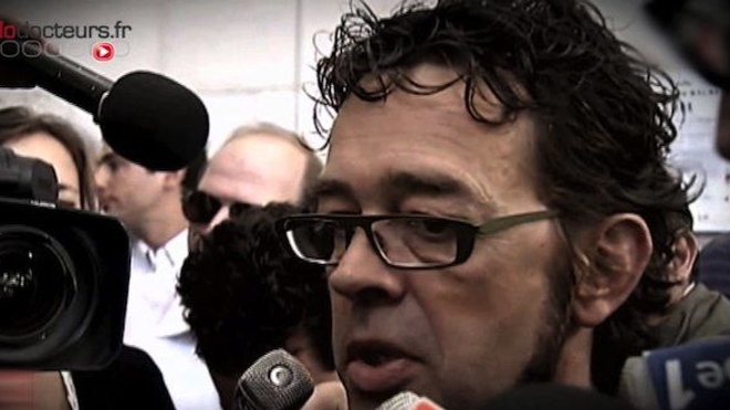 Nicolas Bonnemaison répondant aux journalistes à la sortie de son procès