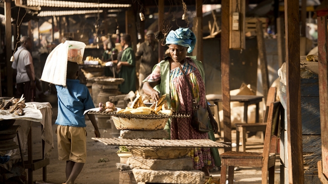 A Batoufam, une femme vend de la banane malaxée (photo d'illustration)