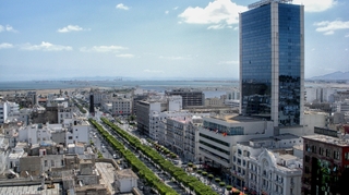 En manque de vaccins anti-Covid, Tunis se reconfine