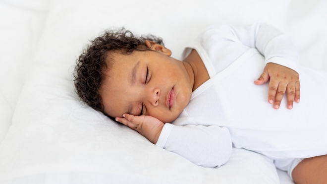 Il est important de coucher son enfant sur le dos (photo d'illustration )