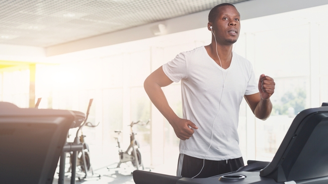 Quel que soit le sport choisi, il faut y aller en douceur afin d'éviter les déchirures musculaires (Image d'illustration)