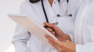 Pour en finir avec les déserts médicaux, le Gabon accueille des médecins cubains