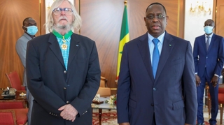 Snobé en France, le Pr Didier Raoult décoré par Macky Sall au Sénégal