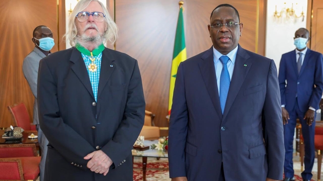 Le professeur Didier Raoult a été décoré par le président Macky Sall