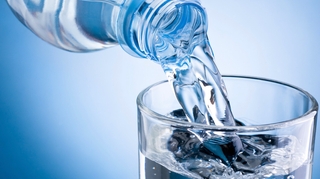 Au Gabon, le gouvernement interdit une eau minérale camerounaise