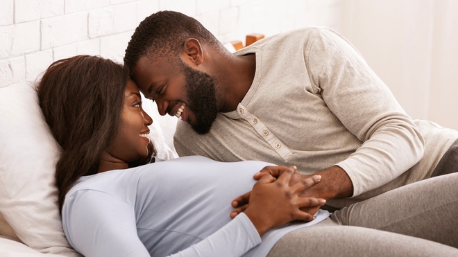 Malgré la grossesse, la femme enceinte est physiologiquement apte à faire l'amour (photo d'illustration)