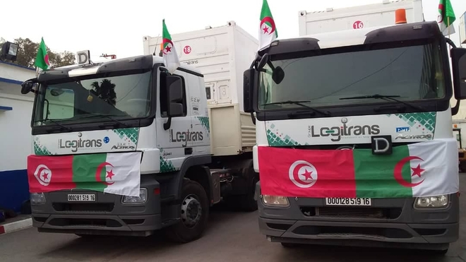Deux camions algériens transportent des médicaments et des équipements pour aider la Tunisie contre le Covid-19