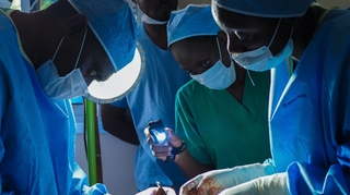 En Guinée, des bébés siamois séparés avec succès