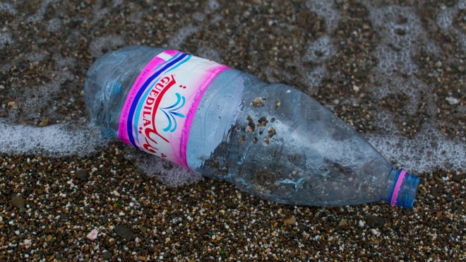 Une bouteille de plastique rejetée par l'une des plages de Béjaïa
