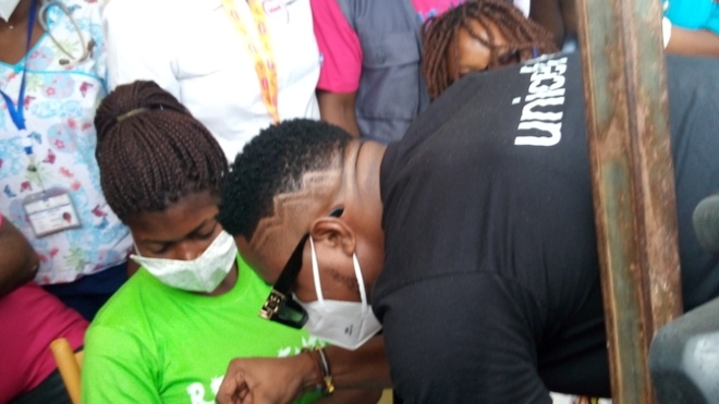 Le rappeur Stanley Enow vaccine un bébé