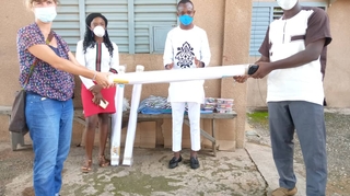 Au Bénin, Enabel fait des dons au PNUSS pour lutter contre le coronavirus