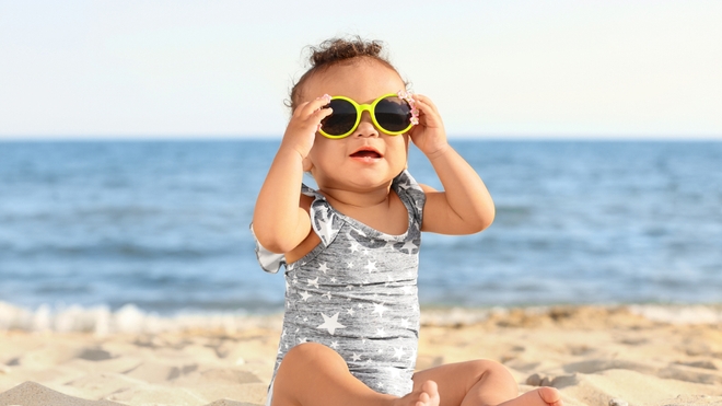 La vigilance est de mise avec les bébés, en période de forte chaleur (photo d'illustration)