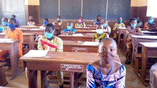 Les petits candidats au CEP 2020 au Bénin portent bien leur masque