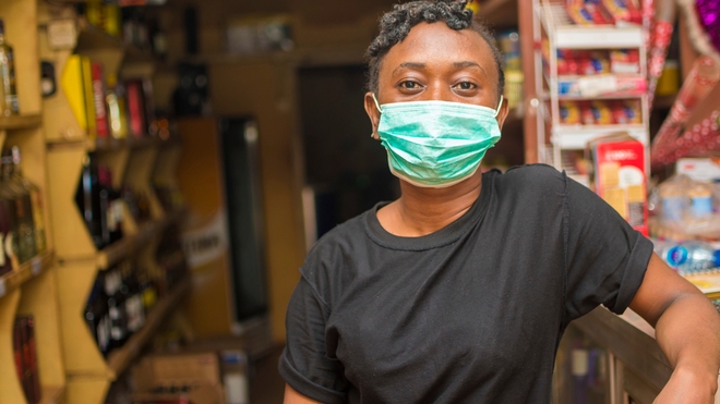 Une jeune femme africaine porte un masque pour se protéger du coronavirus (photo d'illustration)