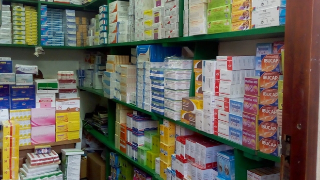 A Douala, de nombreux Camerounais se procurent des médicaments dans les "pharmacies de rue"
