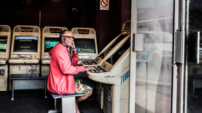 Un Mauricien fume une cigarette, faisant fi de l'interdiction d'en consommer (photo d'illustration)