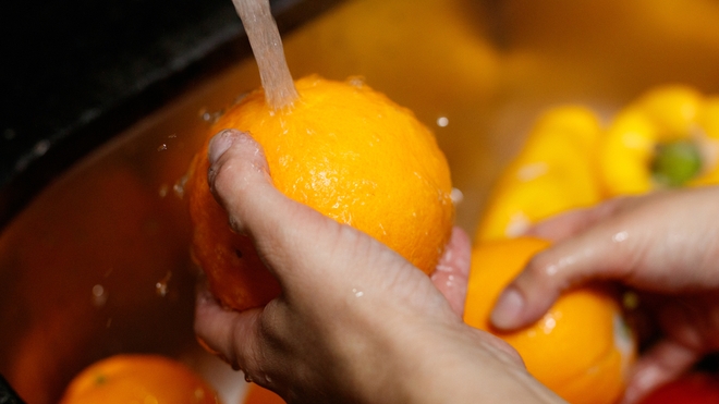 Il est important de laver tous les fruits et légumes (photo d'illustration)