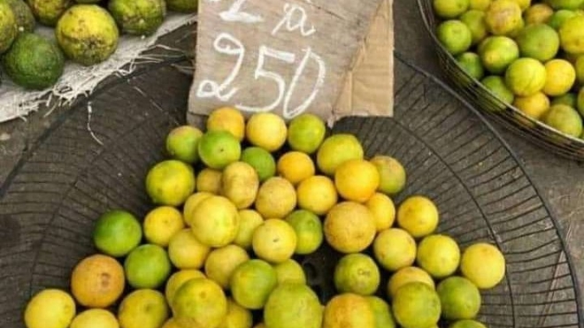 Du citron vert chèrement vendu dans un marché doualais au Cameroun