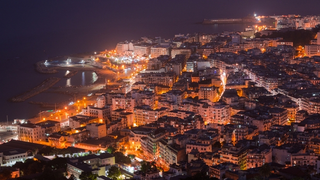 Chaque soir, les rues d'Alger semblent dépeuplées (Illustration)