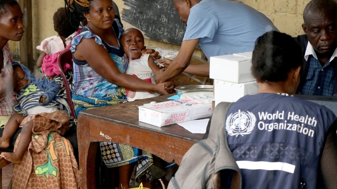 Vaccination contre la rougeole par les agents de l'OMS au Congo Kinshasa