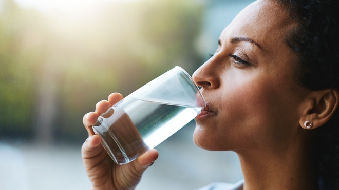 La première chose à faire pour hydrater sa peau, c'est de boire de l'eau