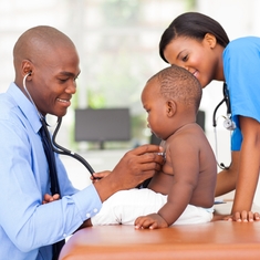 Bébé a un rhume : comment le soigner ?