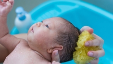 Cheveux de bébé : comment soigner les croûtes de lait ?
