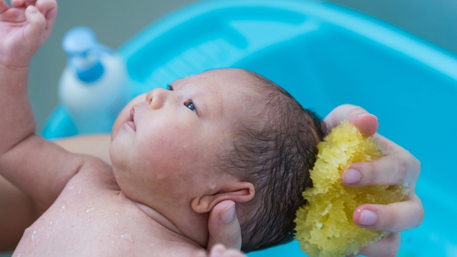 Il est important de laver les cheveux de bébé avec un shampoing doux