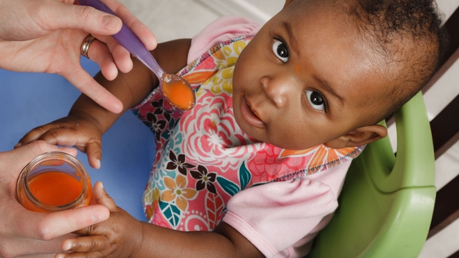 Les fruits et légumes peuvent être introduits dès le quatrième mois de votre bébé