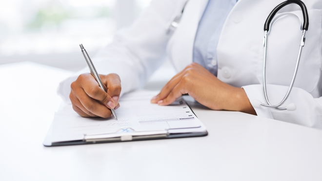 Un médecin faisant une prescription