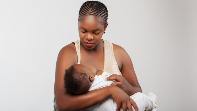 Une jeune maman qui allaite son petit garçon