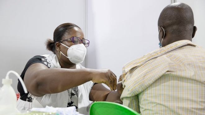 Un homme se fait vacciner contre la COVID-19 au centre de vaccination du Parc des Sports de Treichville, Abidjan Côte d’Ivoire. 